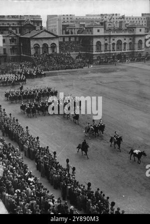 Trooper geworfen während der Trooping-Probe -- das Reiterpferd führt die Prozession zum zweiten Mal mit der berittenen Polizei danach. Während die Hauskavallerie heute an der Generalprobe der Trooping the Colour Zeremonie auf der Horse Guards Parade teilnahm, wurde einer der Soldaten von diesem Pferd geworfen. 30. Mai 1952. Stockfoto