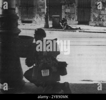 Britische Fallschirmjäger in Athen Street-Fighting -- britische Fallschirmjäger nutzen die verfügbare Abdeckung, wenn sie sich in Athen, Griechenland, auf eine Straße begeben, laut der Bildunterschrift, die dieses Bild am 14. Dezember in New York im Radio aus Rom, Italien, begleitete. Das ist ein britisches offizielles Bild. Dezember 1944. (Foto von Associated Press Radiophoto). Stockfoto