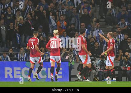 Porto, Portugal. Oktober 2024. Dragao Stadium, UEFA Europa League 2024/2025, FC Porto gegen Manchester United; Harry Maguire von Manchester United feiert, nachdem er das dritte Tor seiner Mannschaft in einem Spiel zwischen dem FC Porto und Manchester United für die zweite Runde der UEFA Europa League 2024/2025 am 3. Oktober 2024 im Dragao Stadium in Porto erzielte. Foto: Daniel Castro/DiaEsportivo/Alamy Live News Credit: DiaEsportivo/Alamy Live News Stockfoto