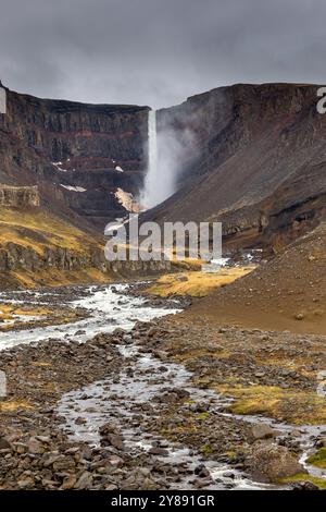 Hengifoss-Wasserfalllandschaft in Island mit Hengifossa-Flussschlucht und roten basaltischen Tonschichten. Stockfoto