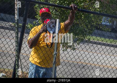 3. Oktober 2024: Ein einsamer Demonstrant äußerte seine Meinung während der Baseball- und Softballstadien der Texas Southern University, die bahnbrechende Aktivitäten an der Jack Yates High School in Houston, Texas, unternahmen. Die Texas Southern University wird in Zusammenarbeit mit der Houston Astros Foundation und dem Houston Independent School District mit dem Bau dieser Einrichtungen auf dem ehemaligen Gelände der Yates High School beginnen. Prentice C. James über Cal Sport Media (Bild: © Prentice C. James/Cal Sport Media) Stockfoto