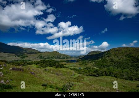 Damenblick mit Blick auf den Upper Lake im Killarney National Park Stockfoto