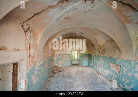 Verlassenes Heiligtum: Echos einer vergessenen Vergangenheit in einer verfallenen Kapelle. Stockfoto