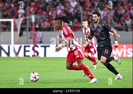 Piräus, Piräus, Griechenland. Oktober 2024. 10 GELSON MARTINS vom Olympiacos FC trat am 3. Oktober 2024 im Georgios Karaiskakis-Stadion in Piräus, Griechenland, gegen 13 JOÃƒO FERREIRA vom SC Braga während der Europa League an. (Kreditbild: © Stefanos Kyriazis/ZUMA Press Wire) NUR REDAKTIONELLE VERWENDUNG! Nicht für kommerzielle ZWECKE! Stockfoto