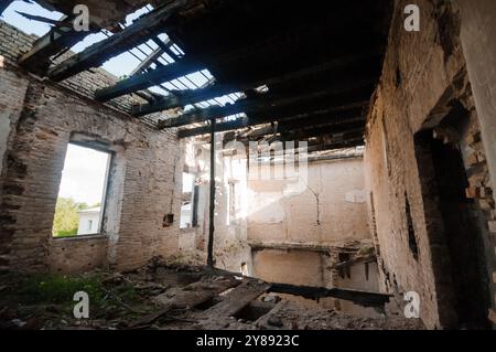 Ein eindringliches Spiegelbild der Zeit: Der verfallende Charme eines verlassenen Bauwerks. Stockfoto