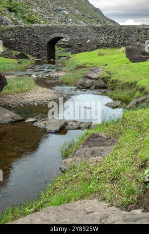 Wishing Bridge inmitten der felsigen Landschaft in der Gap of Dunloe, Irland Stockfoto