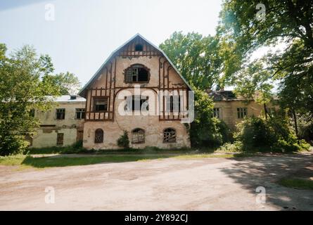 Rätselhafte Eleganz eines verlassenen viktorianischen Herrenhauses im Grünen der Natur. Stockfoto