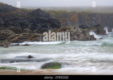 Nebelige Küstenklippen am Clogher Beach, Dingle Peninsula Stockfoto