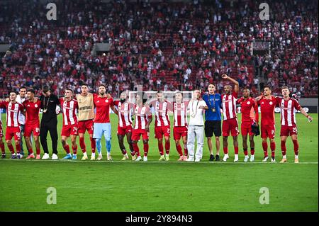 Piräus, Piräus, Griechenland. Oktober 2024. Die Spieler des Olympiacos FC feiern den Sieg während der Europa League, dem Spiel am 2. Spieltag zwischen Olympiacos FC und SC Braga im Georgios Karaiskakis Stadium am 3. Oktober 2024 in Piräus, Griechenland. (Kreditbild: © Stefanos Kyriazis/ZUMA Press Wire) NUR REDAKTIONELLE VERWENDUNG! Nicht für kommerzielle ZWECKE! Stockfoto