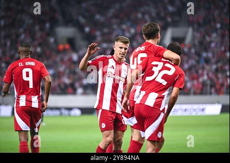 Piräus, Piräus, Griechenland. Oktober 2024. 32 SANTIAGO HEZZE, 45 PANAGIOTIS RETSOS und 20 COSTINHA von Olympiacos FC feiern am 3. Oktober 2024 im Georgios Karaiskakis Stadion in Piräus, Griechenland, ein Tor während der Europa League. (Kreditbild: © Stefanos Kyriazis/ZUMA Press Wire) NUR REDAKTIONELLE VERWENDUNG! Nicht für kommerzielle ZWECKE! Stockfoto