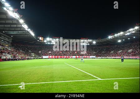 Piräus, Piräus, Griechenland. Oktober 2024. Olympiacos FC Fans haben Spaß während der Europa League, dem Spiel am 2. Spieltag zwischen Olympiacos FC und SC Braga im Georgios Karaiskakis Stadium am 3. Oktober 2024 in Piräus, Olympiacos FC. (Kreditbild: © Stefanos Kyriazis/ZUMA Press Wire) NUR REDAKTIONELLE VERWENDUNG! Nicht für kommerzielle ZWECKE! Stockfoto