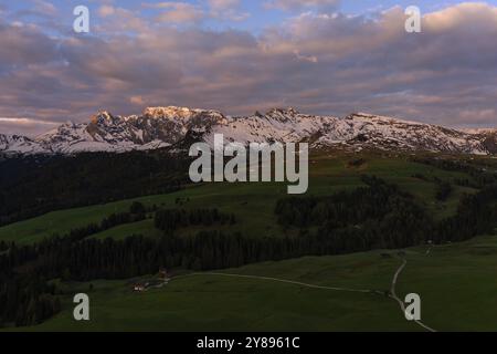 Panoramablick von der Seiser Alm zu den Dolomiten in Italien, Drohnenaufnahme Stockfoto