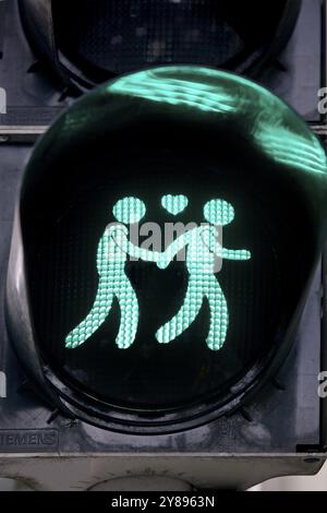 Grüne Fußgängerampel mit zwei Männern und Herz, männliches Ampelpaar, homosexuelle Liebe, Münster, Deutschland, Europa Stockfoto