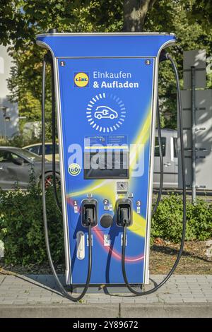 Elektroladestation für Autos, Parkplatz Lidl Supermarkt, Berlin, Deutschland, Europa Stockfoto