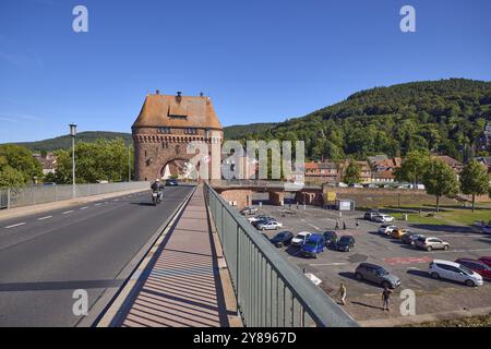 Hauptbrücke mit ZWillingstor, Fahrzeuge und Parkplatz unter wolkenlosem blauem Himmel in Miltenberg, Unterfranken, Landkreis Miltenberg, Bayern, Deutschland Stockfoto