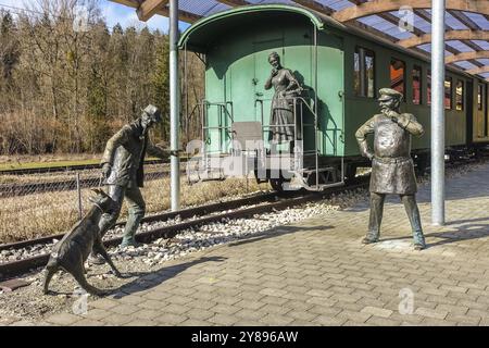 Durlesbach Bahnhof, 1849 eröffnet und 1984 stillgelegt, Bahndenkmal, Eisenbahndenkmal, Figurengruppe des Künstlers Rene Auer, Stockfoto