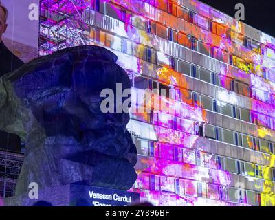 Vanessa cardui Karl-Marx-Denkmal, Hands off!, die 2. Ausgabe von Licht unsere Vision unter dem Motto LICHT.MACHT.PLATZ. Begeistert mit einer Internierung Stockfoto