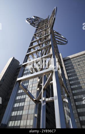 Skulptur von Nicolas Schoeffer mit dem Titel Chronos 15, lichtkinetischer Turm vor dem Stadthaus, Bonn, Nordrhein-Westfalen, Deutschland, Europa Stockfoto