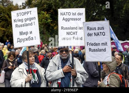 Demonstranten halten Plakate mit Slogans wie Stop war against Russia, get out out from NATO, NATO ist der Aggressor während einer Demonstration der Allianz N Stockfoto