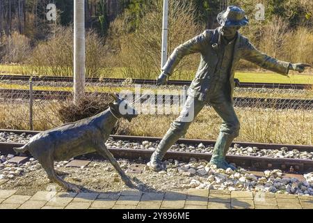 Durlesbach Bahnhof, 1849 eröffnet und 1984 stillgelegt, Bahndenkmal, Eisenbahndenkmal, Figurengruppe des Künstlers Rene Auer, Stockfoto