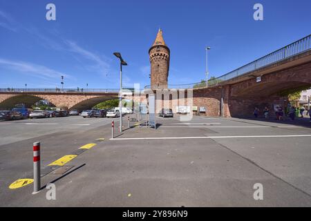 Torhaus und Mainbrücke mit Parkplatz unter blauem Himmel mit Zirrostratwolken in Miltenberg, Unterfranken, Landkreis Miltenberg, Bayern, Deutschland Stockfoto