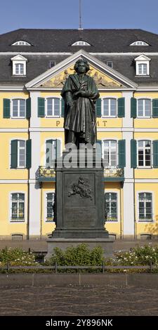 Das Beethoven-Denkmal erinnert an den berühmten Komponisten Ludwig van Beethoven auf dem Münsterplatz in Bonn, Nordrhein-Westfalen, Deutschland, Europa Stockfoto