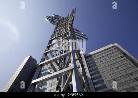 Skulptur von Nicolas Schoeffer mit dem Titel Chronos 15, lichtkinetischer Turm vor dem Stadthaus, Bonn, Nordrhein-Westfalen, Deutschland, Europa Stockfoto