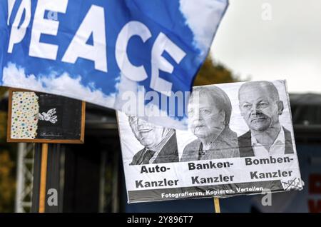 Plakate zur Demonstration der Allianz nie wieder Krieg am Tag der Einheit in Berlin, 03.10.2024. Die Teilnehmer sind gegen die Stationierung von Stockfoto