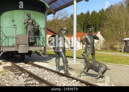 Durlesbach Bahnhof, 1849 eröffnet und 1984 stillgelegt, Bahndenkmal, Eisenbahndenkmal, Figurengruppe des Künstlers Rene Auer, Stockfoto