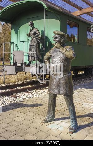 Durlesbach Bahnhof, 1849 eröffnet und 1984 stillgelegt, Bahndenkmal, Eisenbahndenkmal, Figurengruppe des Künstlers Rene Auer, Stockfoto