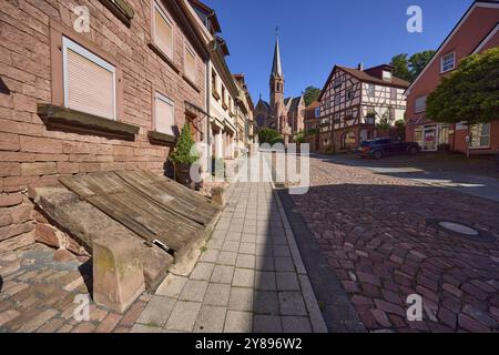 Untere Wallduerner Straße mit Johanniskirche, Fachwerkhaus und Gebäude mit Kellerluken in Miltenberg, Unterfranken, Miltenberg dist Stockfoto