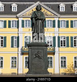 Das Beethoven-Denkmal erinnert an den berühmten Komponisten Ludwig van Beethoven auf dem Münsterplatz in Bonn, Nordrhein-Westfalen, Deutschland, Europa Stockfoto