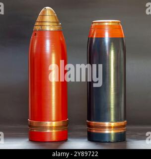 Shell for the British WW1 18 Pounder Field Gun: Shell, QF 18 PR Shrapnel Mk XII, Fuzed T&P No. 80 1918. Gehäuse, QF 18 PR Schrapnell Mk VII, gesteckt 1916 Stockfoto