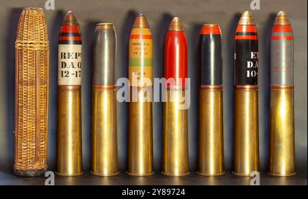 1. Weltkrieg 18-Pounder-Munition. Korb, Shrapnel, H. E., Incediary Cartridges, für die britische PR-Feldpistole aus dem 1. Weltkrieg 18. Stockfoto