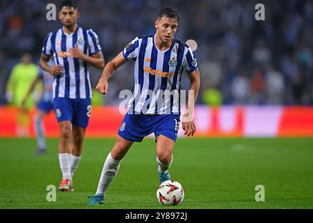 Porto, Portugal. Oktober 2024. Dragao Stadium, UEFA Europa League 2024/2025, FC Porto gegen Manchester United; Nicolas Gonzalez vom FC Porto kontrolliert den Ball während eines Spiels zwischen dem FC Porto und Manchester United für die zweite Runde der UEFA Europa League 2024/2025 im Dragao Stadium in Porto am 3. Oktober 2024. Foto: Daniel Castro/DiaEsportivo/Alamy Live News Credit: DiaEsportivo/Alamy Live News Stockfoto