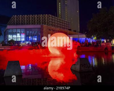 Stadthallenbrunnen, Dip, Jonas Vogt die 2. Ausgabe von Light Our Vision unter dem Motto LICHT.MACHT.PLATZ. Begeistert mit einem internationalen Line-up Stockfoto