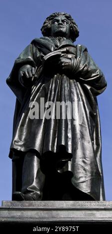 Das Beethoven-Denkmal erinnert an den berühmten Komponisten Ludwig van Beethoven auf dem Münsterplatz in Bonn, Nordrhein-Westfalen, Deutschland, Europa Stockfoto