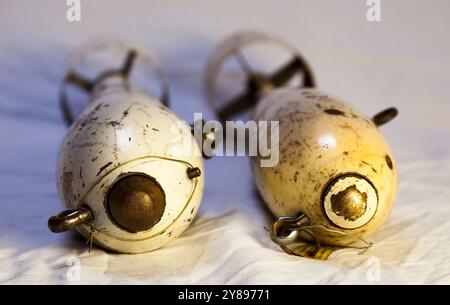 Links: Bombe, 11½ lb Training, Mk R.C.A.F 1 MPB, modulare Übungsbombe 1944. Rechts: British Early WW2 Pattern Bomb, 11 ½ LB Training, Mk 1 vom 1940. Stockfoto