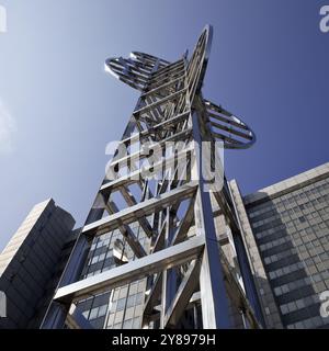 Skulptur von Nicolas Schoeffer mit dem Titel Chronos 15, lichtkinetischer Turm vor dem Stadthaus, Bonn, Nordrhein-Westfalen, Deutschland, Europa Stockfoto