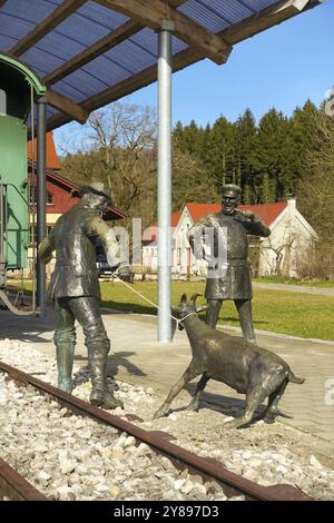 Durlesbach Bahnhof, 1849 eröffnet und 1984 stillgelegt, Bahndenkmal, Eisenbahndenkmal, Figurengruppe des Künstlers Rene Auer, Stockfoto