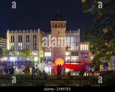 Stadthallenbrunnen, Dip, Jonas Vogt die 2. Ausgabe von Light Our Vision unter dem Motto LICHT.MACHT.PLATZ. Begeistert mit einem internationalen Line-up Stockfoto