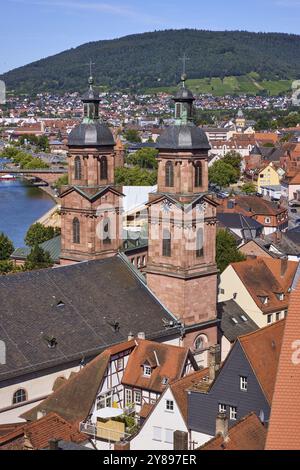 Vogelperspektive auf die Türme der Pfarrkirche St. Jakob in Miltenberg, Unterfranken, Landkreis Miltenberg, Bayern, Deutschland, Europa Stockfoto