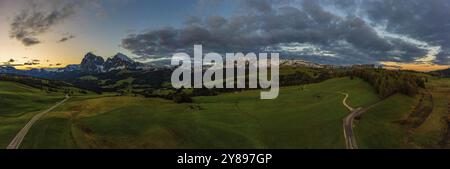 Panoramablick von der Seiser Alm zu den Dolomiten in Italien, Drohnenaufnahme Stockfoto