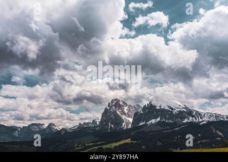Panoramablick von der Seiser Alm zu den Dolomiten in Italien, Drohnenaufnahme Stockfoto
