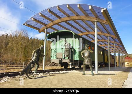 Durlesbach Bahnhof, 1849 eröffnet und 1984 stillgelegt, Bahndenkmal, Eisenbahndenkmal, Figurengruppe des Künstlers Rene Auer, Stockfoto