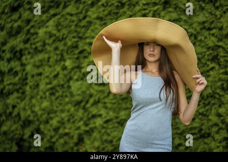 Junge schöne Frau mit großen Sommerhut Stockfoto