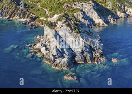 Agios Ioannis Kastri Kirche der Insel Skopelos von Drohne, Griechenland, Europa Stockfoto