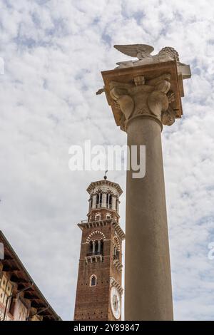 Geflügelter Löwe mit Buchstatue in Verona in Italien Stockfoto