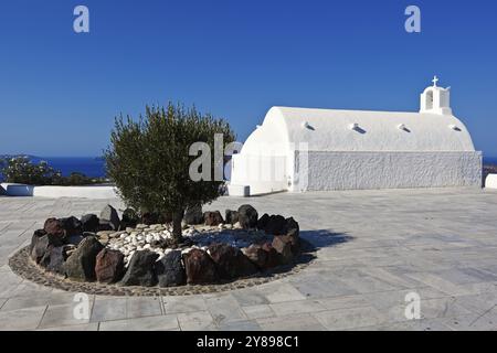 Eine kleine weiße Kirche im Dorf Oia in Santorini, Griechenland, Europa Stockfoto