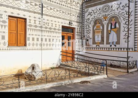 Traditionelle Häuser mit den berühmten geometrischen Kratzmustern im mittelalterlichen Mastixdorf Pyrgi auf der Insel Chios, Griechenland, Europa Stockfoto